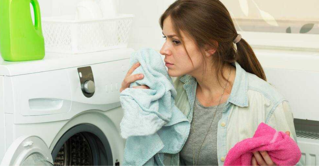 Quần áo dễ có mùi khó chịu khi máy giặt bị cặn bẩn