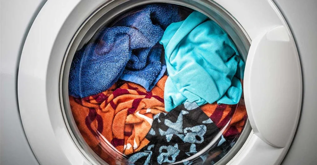 Quần áo dồn về một phía của lồng