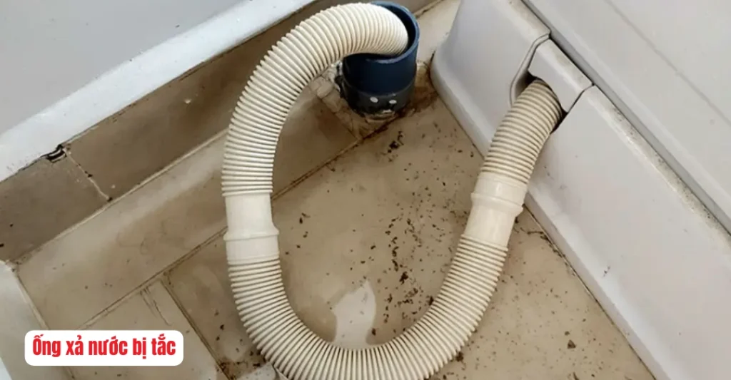 Ống xả nước bị tắc hoặc gấp khúc