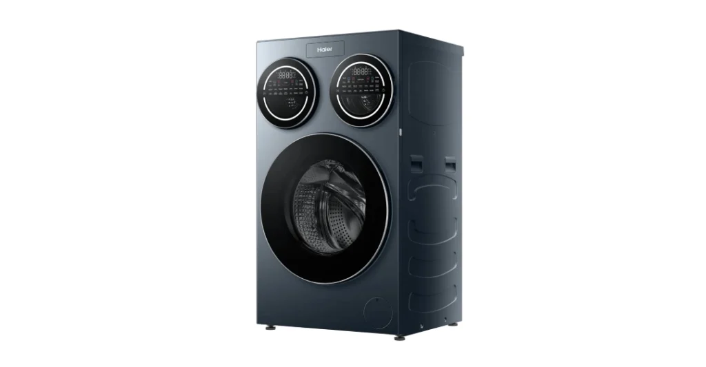 Kỹ thuật viên kiểm tra lỗi thiết bị trước khi tiến hành sửa máy giặt Haier cửa trước tại nhà