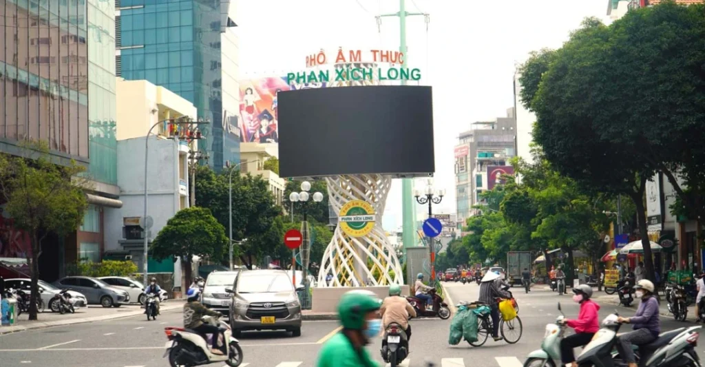 Khu vực cổng chào Phố ẩm thực Phan Xích Long thuộc phạm vi hỗ trợ sửa máy giặt quận Phú Nhuận của Sửa Máy Giặt Limosa
